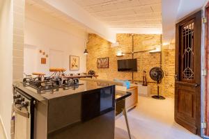 uma cozinha com uma placa de fogão num quarto em Casas Amparo Manupiá em Olinda