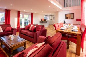 Posezení v ubytování Caer Fedwen Barns Cariad Spacious self catering 3 bed Group Getaway Luxury Cottage with Private Hot Tub