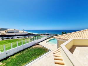Vom Balkon eines Hauses genießen Sie Meerblick. in der Unterkunft Praia Grande Guest House in Colares