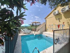 uma piscina no quintal de uma casa com um edifício em Charming holiday home with private pool and covered terrace em Škrip