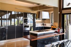 Kuchyň nebo kuchyňský kout v ubytování Apanemia Luxury Villa, Lefkada