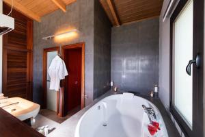 Koupelna v ubytování Apanemia Luxury Villa, Lefkada