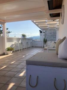 patio ze stołem i krzesłami na dachu w obiekcie Don Carlo Tropea w Tropei