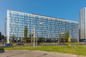 um grande edifício de escritórios com muitas janelas em Business Center Apartments Warsaw Wola by Renters em Varsóvia