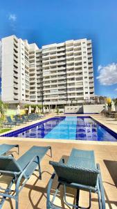 un grand immeuble avec une grande piscine dans l'établissement Condomínio Recanto do Bosque - RBF-09, à Caldas Novas