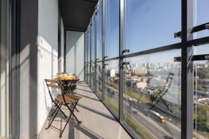 Un balcón con una mesa y vista a una ciudad. en Business Center Apartments Warsaw Wola by Noclegi Renters, en Varsovia 35 fotos más