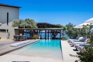 Bazén v ubytování Apanemia Luxury Villa, Lefkada nebo v jeho okolí