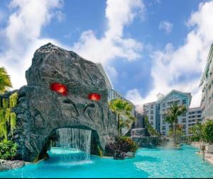 een waterval in het midden van een zwembad in een resort bij Grand Florida Beach Waterpark Condo Resort in Na Jomtien