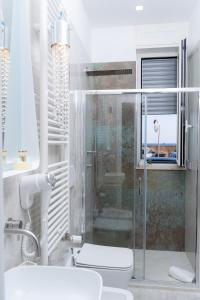 Un baño con ducha, inodoro y lavabo. en Fronte Mare Relais Stapane, en Gallipoli