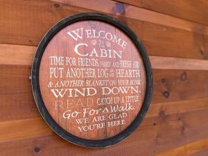 ein Schild an der Wand mit einem Empfang in der Hütte in der Unterkunft Fully Loaded Cabin In Heart Of Pigeon Forge in Pigeon Forge