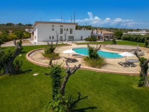 een luchtzicht op een huis en een zwembad bij Masseria Sant'Eleuterio in Collepasso