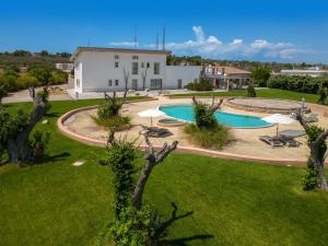 an aerial view of a house and a swimming pool at Masseria Sant'Eleuterio in Collepasso