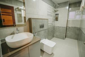 Ένα μπάνιο στο Saavees Residency +27 φωτογραφίες