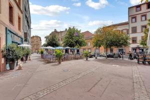 an empty street in a city with tables and chairs at Rosario - Joli T3 climatisé dans Toulouse in Toulouse