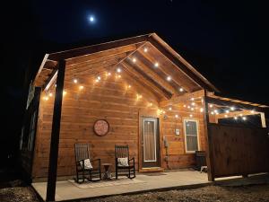 una cabaña con luces encendidas por la noche en Fully Loaded Cabin In Heart Of Pigeon Forge, en Pigeon Forge