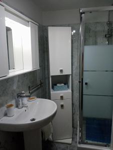 un bagno con lavandino e doccia di La Dimora di Pietra a Gubbio Altre 28 foto