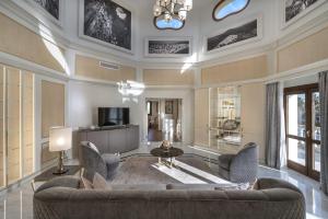 Royal Suite at The San Roque Club في سان روكي: غرفة معيشة مع أريكة وطاولة