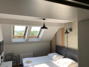sypialnia z łóżkiem i 2 oknami w obiekcie Guest Apartments Orłowo w mieście Gdynia