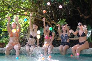 un grupo de mujeres sentadas en el agua en una piscina en Mad Monkey Dumaguete, en Dumaguete