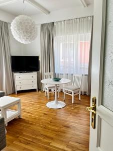 TV a/nebo společenská místnost v ubytování Athecada Apartments