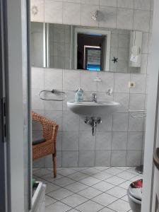 y baño con lavabo y espejo. en OSTSEEFERIEN IN LICHTENHAGEN-DORF FERIENWOHNUNG, en Elmenhorst Anteil