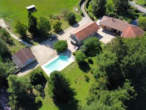 una vista aérea de una casa con piscina en Gîte à la campagne avec piscine, en Biziat