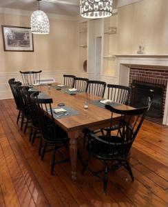 een eetkamer met een houten tafel en stoelen bij Pinetown Bridge Bnb LLC 