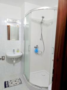 a bathroom with a shower and a sink at UBYTOVANIE POD GERLACHOM in Vysoké Tatry