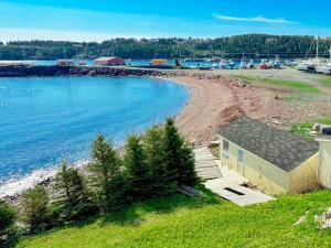 Normans CovePort suite @ The Homestead Oceanfront的海边的房屋,靠近水体