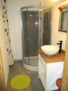 y baño con ducha acristalada y lavamanos. en Cottage Lillstugan proche de la Baie de Somme, en Quesnoy-le-Montant