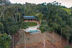 una vista aérea de una casa en el bosque en Villa Panorama en La Lomota