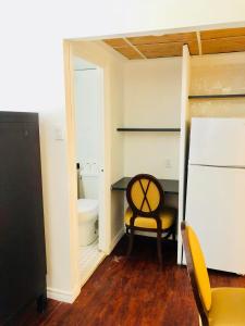 Een stapelbed of stapelbedden in een kamer bij Stylish Montreal Apartment: Comfortable Stay in the Golden Square Mile 