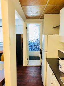 Een keuken of kitchenette bij Stylish Montreal Apartment: Comfortable Stay in the Golden Square Mile