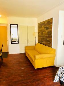 Een zitgedeelte bij Stylish Montreal Apartment: Comfortable Stay in the Golden Square Mile