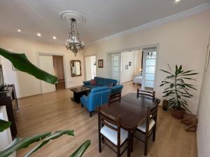 - un salon avec un canapé bleu et une table dans l'établissement Terazije Square Lux Apartment, à Belgrade