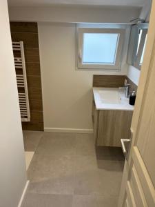 a bathroom with a sink and a window at Maison avec extérieur proche gare des Aubrais in Orléans