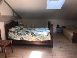 1 dormitorio con 1 cama en una habitación con ventana en Les PECHERS N 2 MAISON DE 87 m2 à 5mn de La Rochelle de l'île de ré et des plages, en La Genilliere