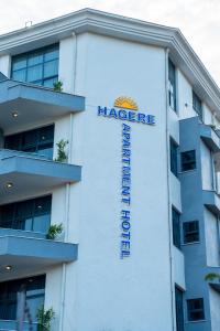 Hagere Apartment Hotel في أديس أبابا: مبنى كبير عليه علامة haccp