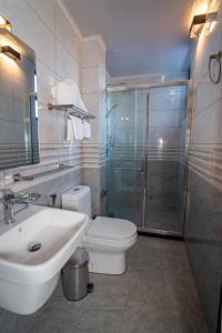 e bagno con servizi igienici, lavandino e doccia. di Hagere Apartment Hotel ad Addis Abeba