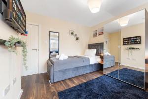 a bedroom with a bed and a mirror at Spacious sleeps 3 Ensuite Room In twickenham TW7 in Isleworth