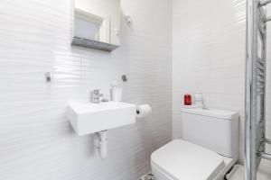 Spacious sleeps 3 Ensuite Room In twickenham TW7 tesisinde bir banyo