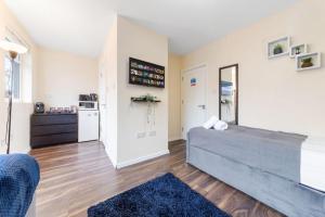 Spacious sleeps 3 Ensuite Room In twickenham TW7 tesisinde bir odada yatak veya yataklar