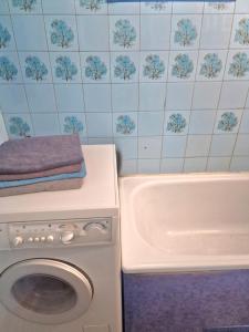 bagno con lavatrice e lavandino di TANI apartament a Łódź