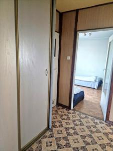 una camera con porta che conduce a una camera da letto di TANI apartament a Łódź