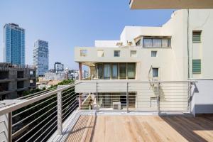 - Balcón con vistas a un edificio en Ben Yehuda Duplex, en Tel Aviv