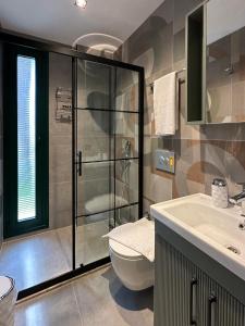 Ванная комната в Esmahan Forest and Pool by Zehra Suites