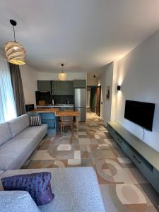 Кухня или мини-кухня в Esmahan Forest and Pool by Zehra Suites
