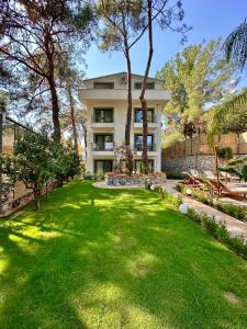Сад в Esmahan Forest and Pool by Zehra Suites