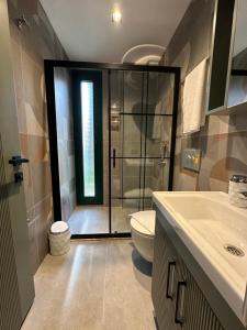Ванная комната в Esmahan Forest and Pool by Zehra Suites