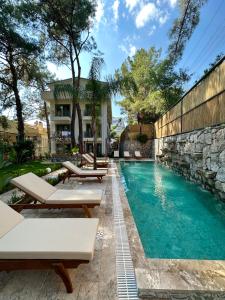 Бассейн в Esmahan Forest and Pool by Zehra Suites или поблизости